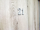 Numer na drzwiach mieszkania w Głogowie. Czy to konieczne?